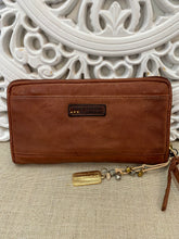 Load image into Gallery viewer, Carrera Zip Wallet - Tan