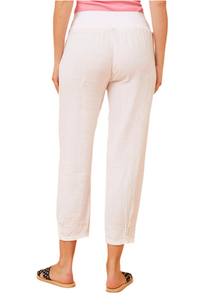 Women’s linen pants in white with pockets and pleat detail