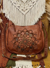 Load image into Gallery viewer, Carrera Zip Round Bag - Tan