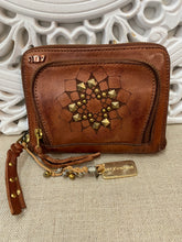 Load image into Gallery viewer, Carrera Wallet - Tan