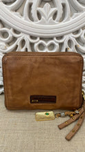 Load image into Gallery viewer, Carrera Wallet - Taupe