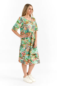 Flattering round neckline – classic and versatile