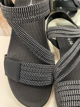 Load image into Gallery viewer, Flat Elastic Strap Sandals - Black