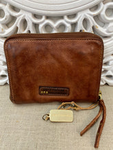 Load image into Gallery viewer, Carrera Wallet - Tan