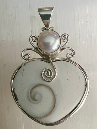 Ornate Swirl Heart Pendant - white Pearl / Ammonite Shell