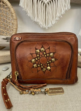 Load image into Gallery viewer, Carrera Wallet - Tan