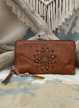 Load image into Gallery viewer, Carrera Zip Wallet - Tan