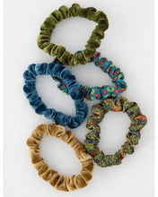 Load image into Gallery viewer, Mixed Scrunchies Set 5 - Green Gold