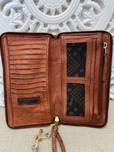 Load image into Gallery viewer, Carrera Zip Wallet - Tan