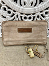 Load image into Gallery viewer, Sedona Zip Round Wallet - Taupe