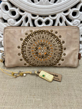 Load image into Gallery viewer, Sedona Zip Round Wallet - Taupe
